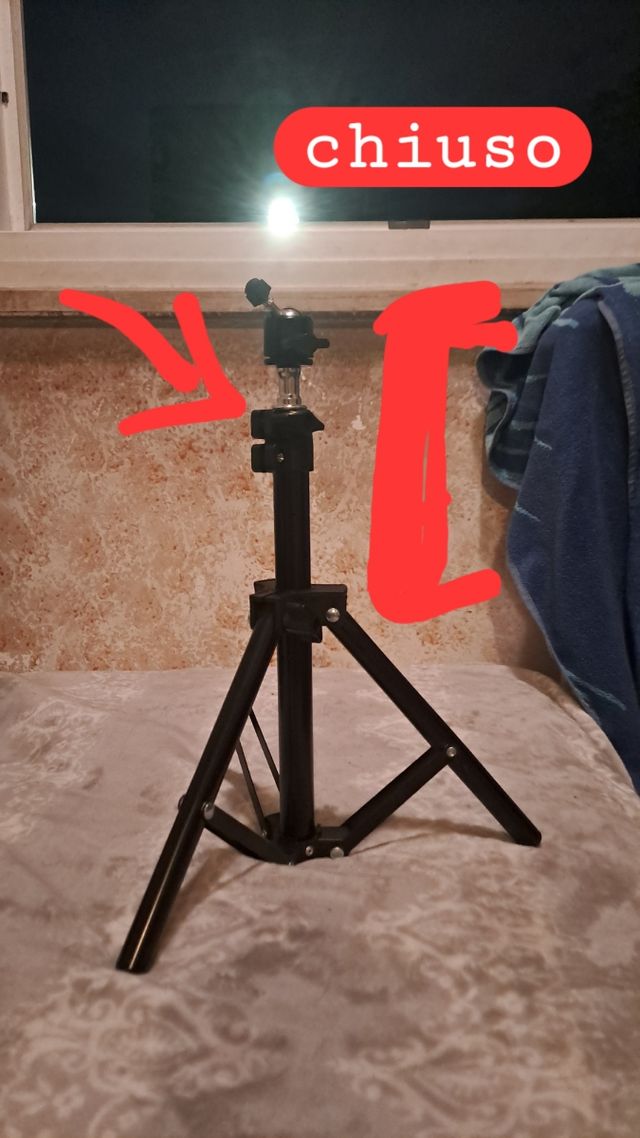 Treppiede per telefono, luci ecc ecc