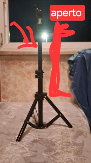 Treppiede per telefono, luci ecc ecc