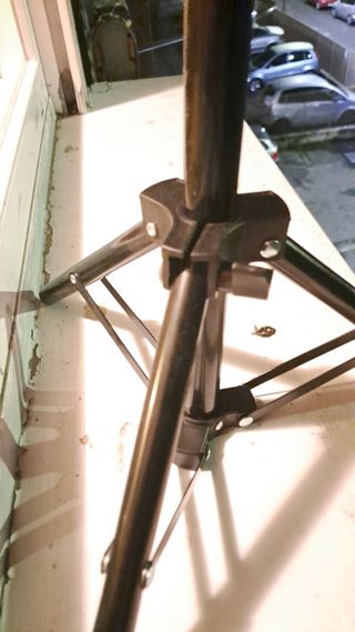 Treppiede per telefono, luci ecc ecc