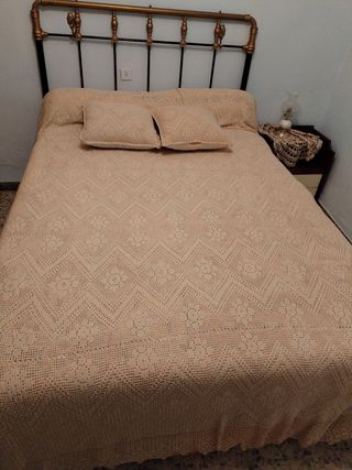 Colcha y cojines de ganchillo