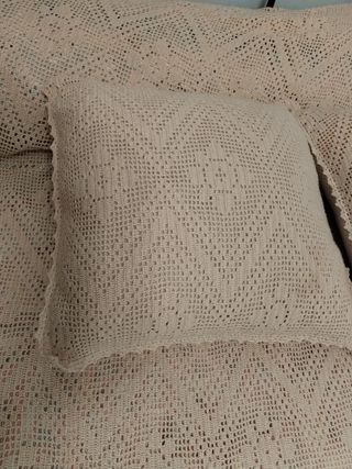 Colcha y cojines de ganchillo