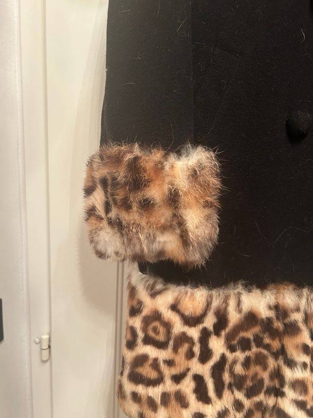 Cappotto nero con inserti lapin maculato