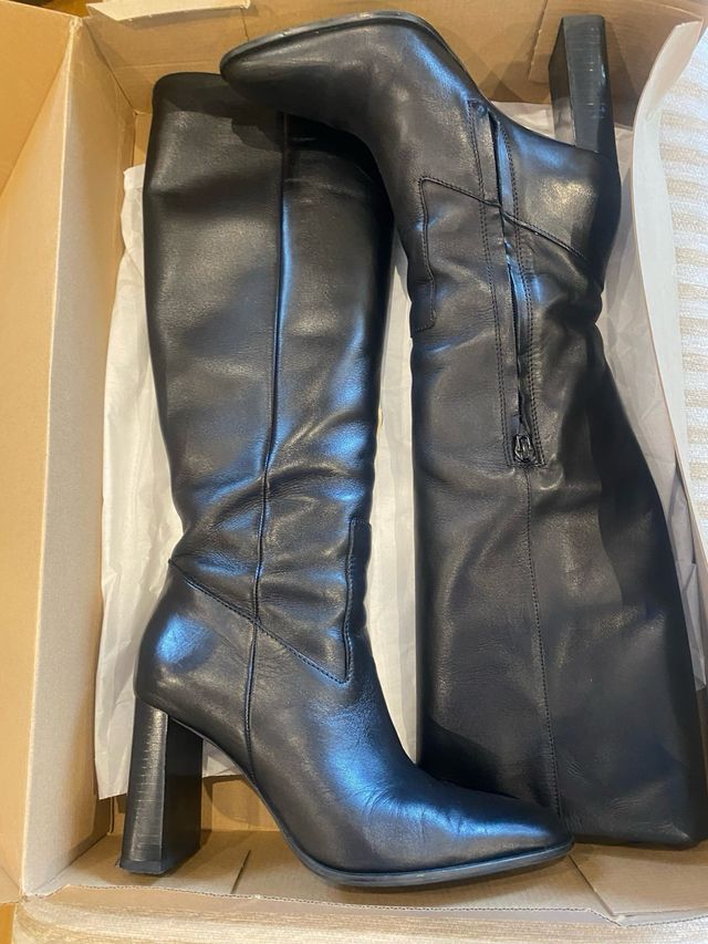 Bota alta de tacón de Zara