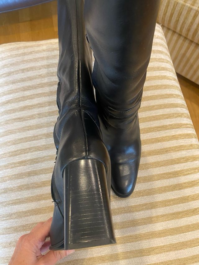 Bota alta de tacón de Zara