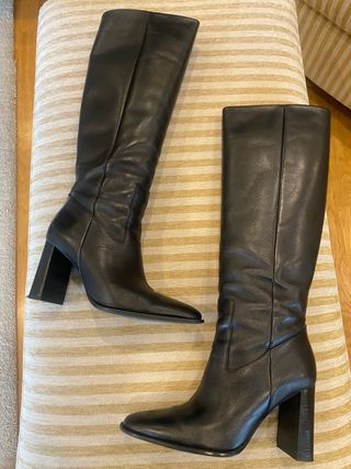 Bota alta de tacón de Zara