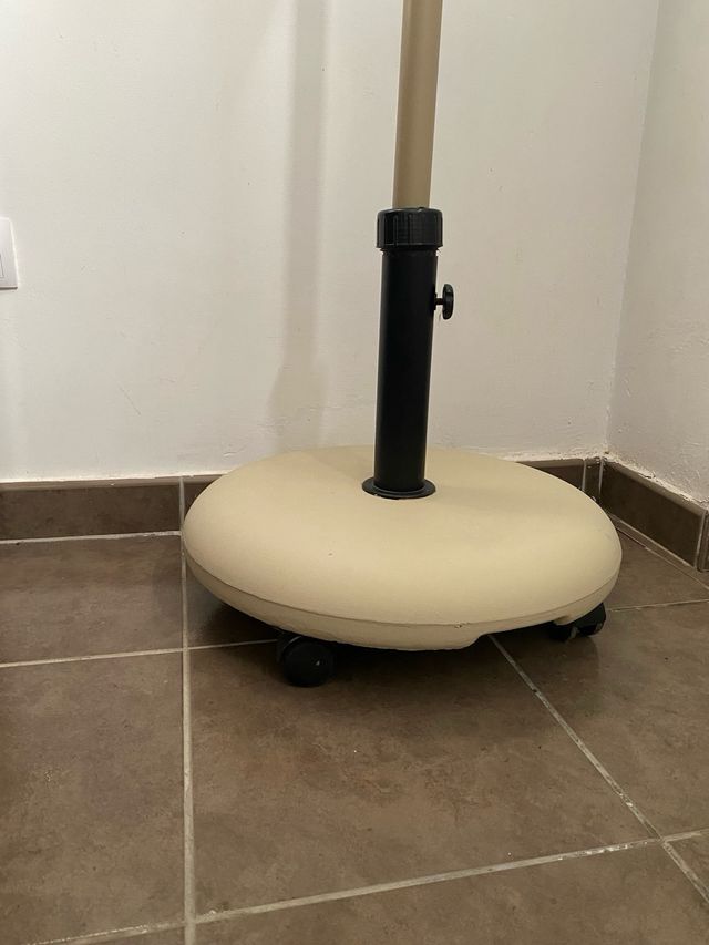 Sombrilla con base de hormigon con ruedas
