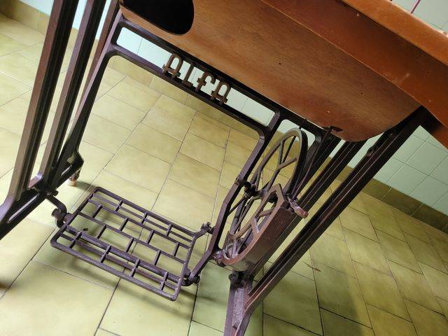 Máquina de coser vintage "ALFA".