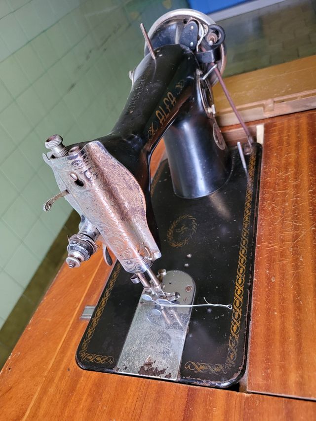 Máquina de coser vintage "ALFA".