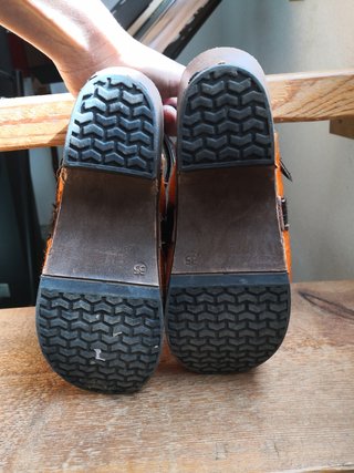 Zuecos tipo holandés con pelo naranja