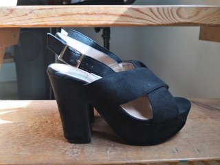 Sandalias negras de plataforma Olivina