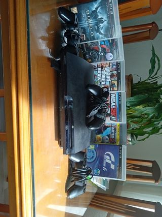Play Station 3 + 3 Mandos + 5 Juegos