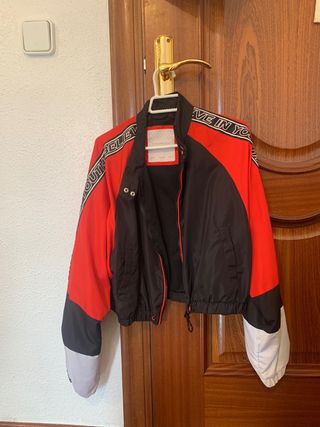 Cortavientos, “chubasquero”