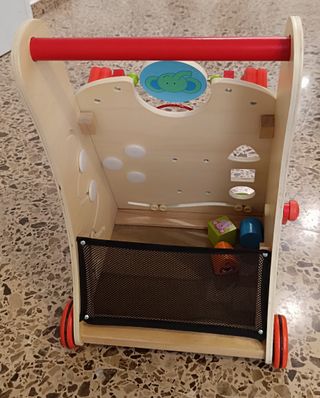 Andador con juegos de madera