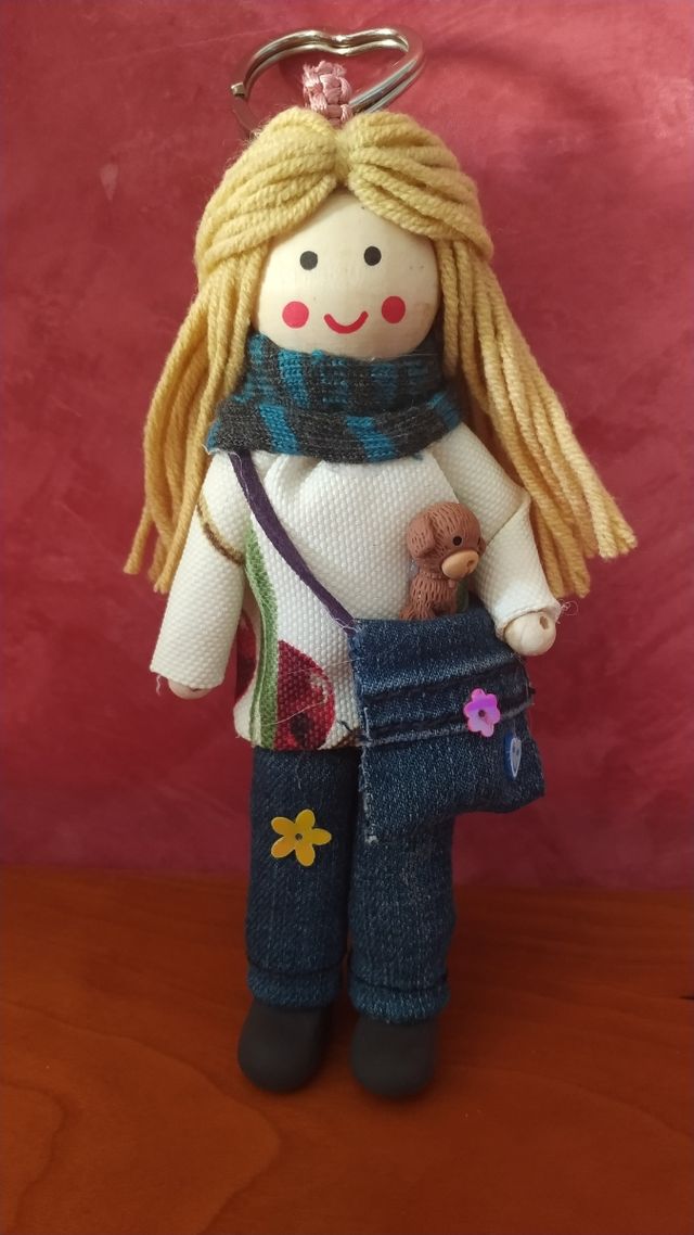 Llavero muñeca artesanal