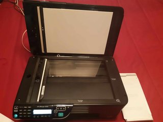 Impressora HP multifunções a funcionar