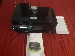 Impressora HP multifunções a funcionar