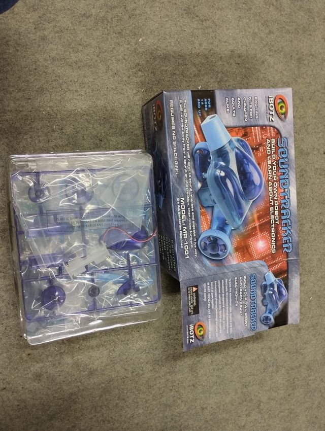 Maqueta robot electrónico