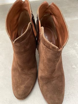 Botines de ante marron Gloria Ortiz