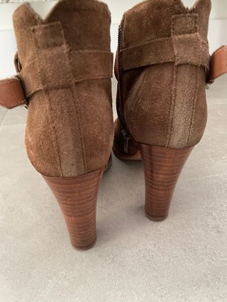 Botines de ante marron Gloria Ortiz