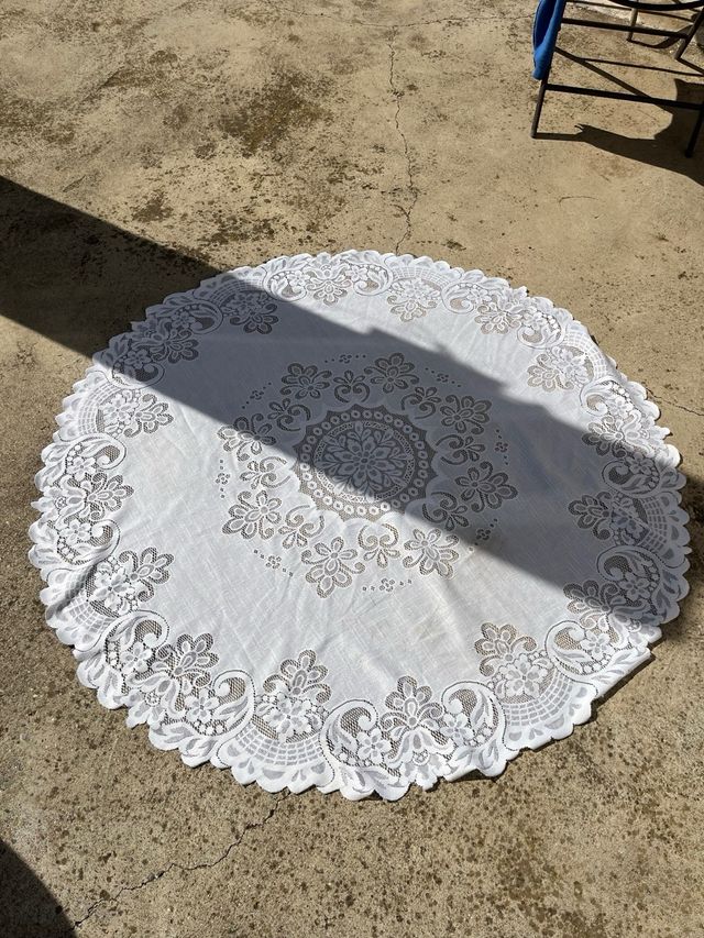 Tappeto antico rotondo all'uncinetto