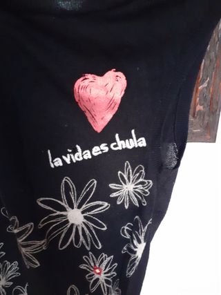 Blusa hippie con flores sin mangas.