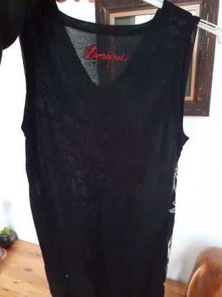 Blusa hippie con flores sin mangas.