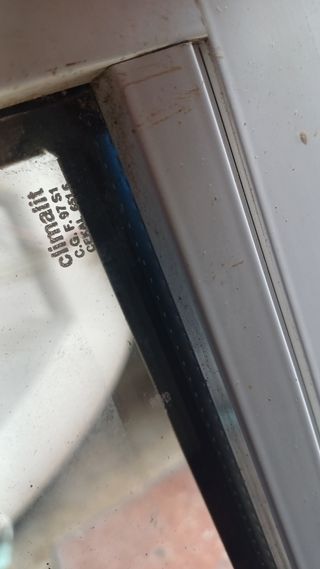 Ventana de aluminio lacada blanco.