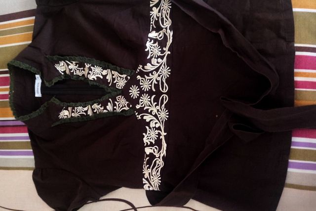 Blusa de vestir con bordados