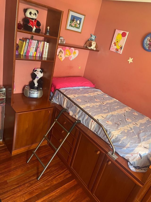 Cama con armario de baldas lateral