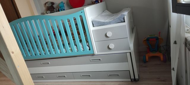 Habitación convertible. Cuna en cama nido, mesilla