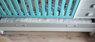 Habitación convertible. Cuna en cama nido, mesilla