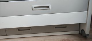 Habitación convertible. Cuna en cama nido, mesilla