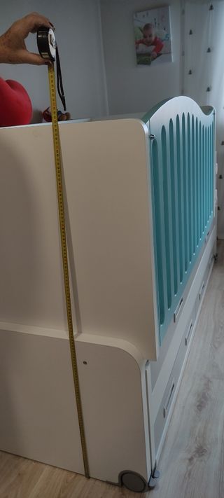 Habitación convertible. Cuna en cama nido, mesilla