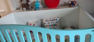 Habitación convertible. Cuna en cama nido, mesilla