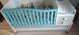 Habitación convertible. Cuna en cama nido, mesilla