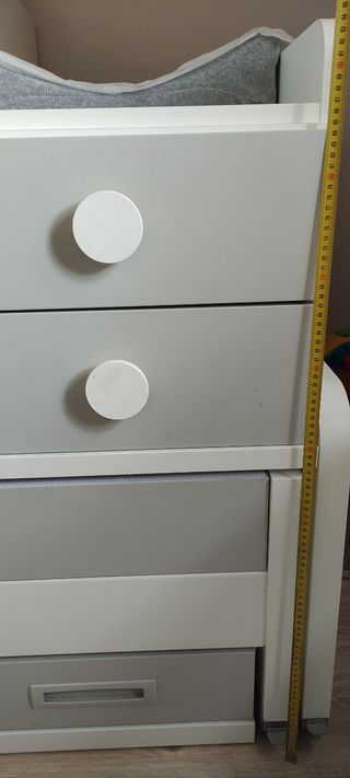 Habitación convertible. Cuna en cama nido, mesilla