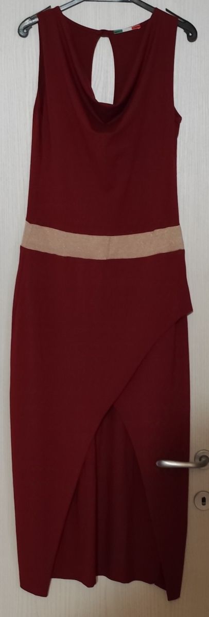 Abito rosso con spacco senza maniche