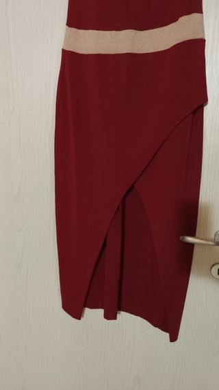 Abito rosso con spacco senza maniche