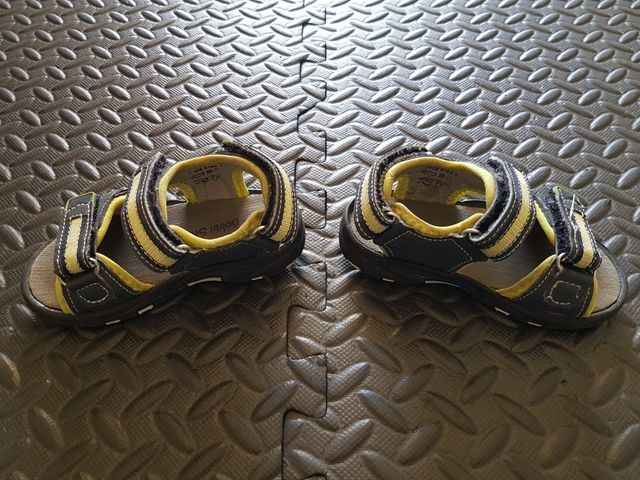 Sandálias abertas de velcro, 22