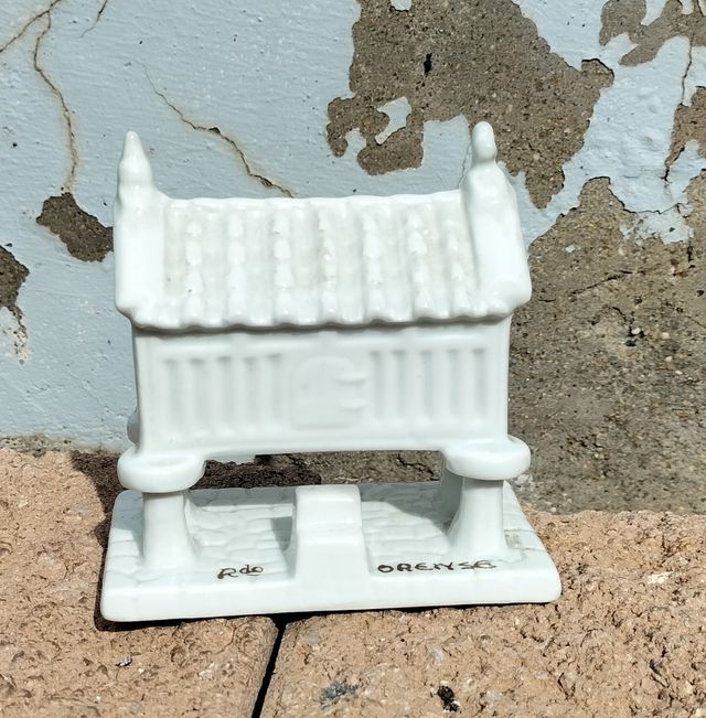 Figura cerámica horreo gallego