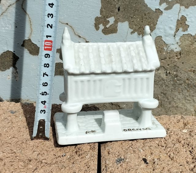 Figura cerámica horreo gallego