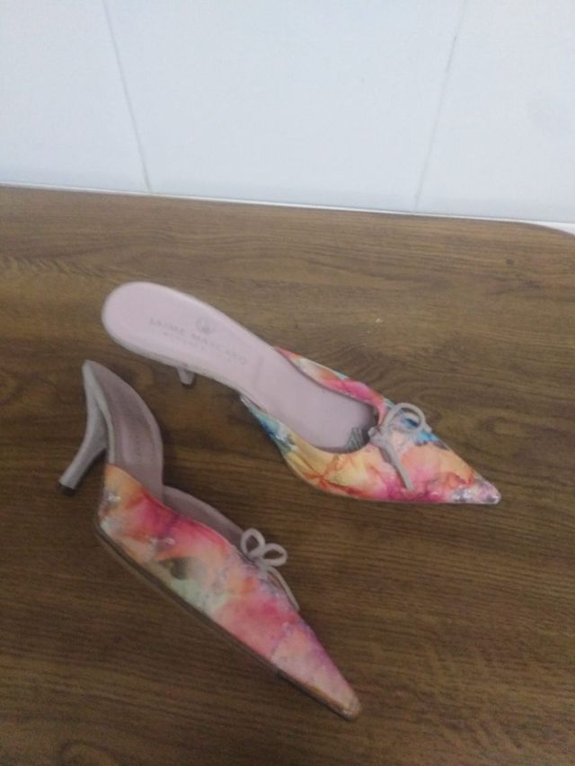 Sandalias preciosas de tacón