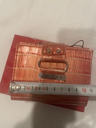 Monedero rosa guess