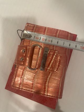 Monedero rosa guess