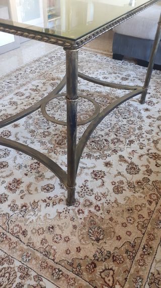 Mesa forja elevable artesana con cristal.