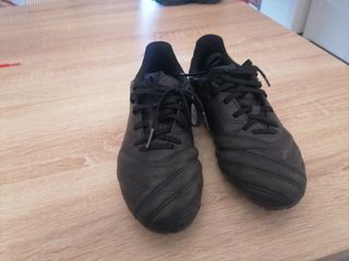 Botas para futbol 7 césped con multitacos