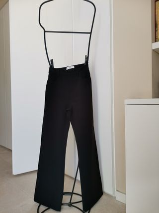 PANTALÓN NEGRO TIPO VAQUERO