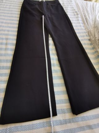 PANTALÓN NEGRO TIPO VAQUERO