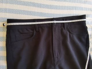 PANTALÓN NEGRO TIPO VAQUERO