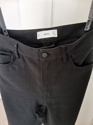 PANTALÓN NEGRO TIPO VAQUERO